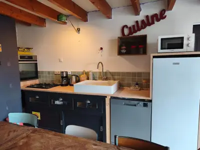 Cuisine ou kitchenette dans l'établissement Maison en pierres avec boulodrome et ping pong, terrasse et jardin