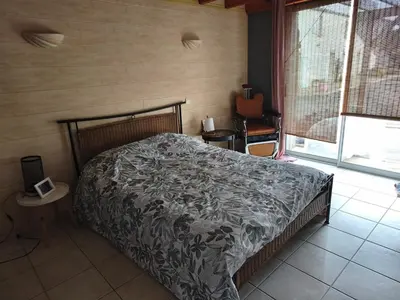Un ou plusieurs lits dans un hébergement de l'établissement Maison en pierres avec boulodrome et ping pong, terrasse et jardin