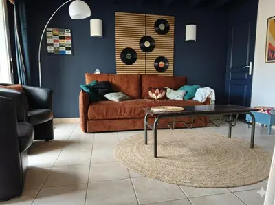 Coin salon dans l'établissement Maison en pierres avec boulodrome et ping pong, terrasse et jardin