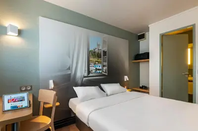 Un ou plusieurs lits dans un hébergement de l'établissement B&B HOTEL Angers 1 Beaucouzé