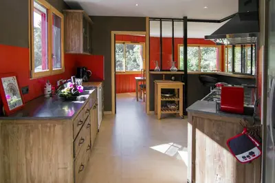 Cuisine ou kitchenette dans l'établissement Homgaïa chambres d'hôtes