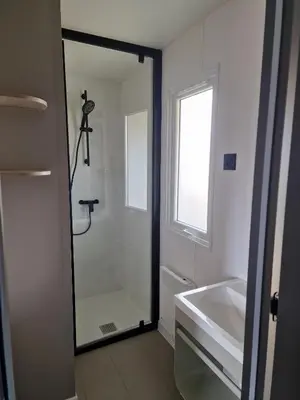 Salle de bains dans l'établissement Camping Les P'tites Maisons dans la Prairie