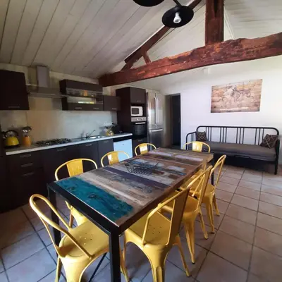 Cuisine ou kitchenette dans l'établissement Gîtes Les P'tites Maisons dans la Prairie