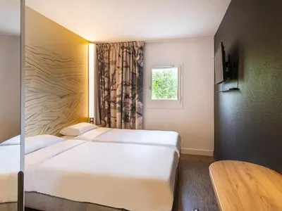 Un ou plusieurs lits dans un hébergement de l'établissement B&B HOTEL Cholet Nord