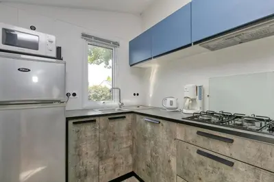 Cuisine ou kitchenette dans l'établissement Camping Le Village de la Mer