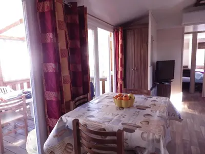 Télévision ou salle de divertissement dans l'établissement Mobil Home