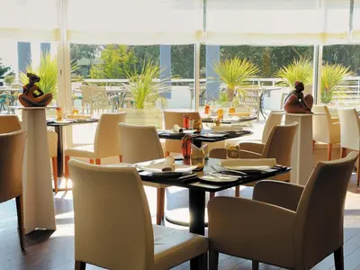 Restaurant ou autre lieu de restauration dans l'établissement Alliance Pornic Hôtel Thalasso & Spa