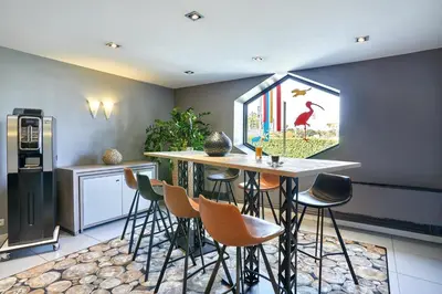 Cuisine ou kitchenette dans l'établissement Kyriad La Roche Sur Yon