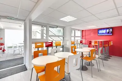 Coin salon dans l'établissement Première Classe La Roche Sur Yon - Vendéspace