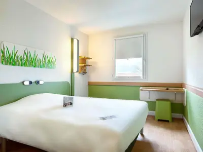 Télévision ou salle de divertissement dans l'établissement ibis budget La Roche Sur Yon Vendespace