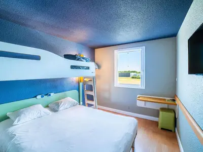 Un ou plusieurs lits dans un hébergement de l'établissement ibis budget La Roche Sur Yon Vendespace