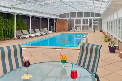 Piscine de l'établissement Contact Hotel Le Moulin Neuf Chantonnay ou située à proximité