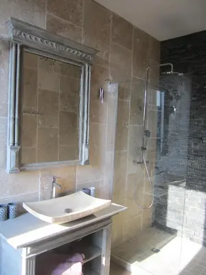 Salle de bains dans l'établissement Le Manoir aux Douves