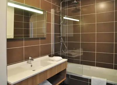 Salle de bains dans l'établissement Golden Tulip Pornic Suites- Appart Hotel