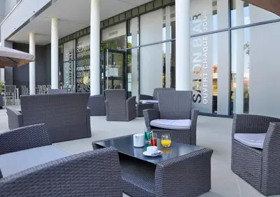 Coin salon dans l'établissement Golden Tulip Pornic Suites- Appart Hotel