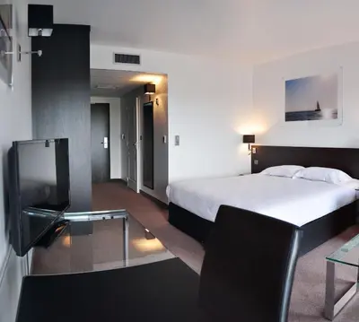 Télévision ou salle de divertissement dans l'établissement Golden Tulip Pornic Suites- Appart Hotel