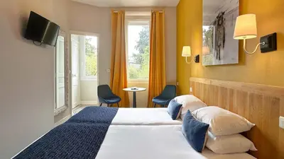 Télévision ou salle de divertissement dans l'établissement Hôtel Coeur De Loire