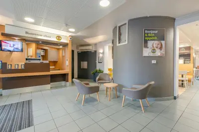 Télévision ou salle de divertissement dans l'établissement B&B HOTEL Cholet Sud