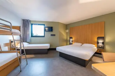 Un ou plusieurs lits dans un hébergement de l'établissement B&B HOTEL Cholet Sud