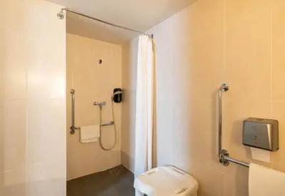 Salle de bains dans l'établissement B&B HOTEL Saint-Nazaire Trignac