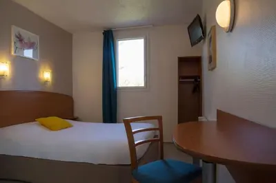 Un ou plusieurs lits dans un hébergement de l'établissement The Originals City, Hotel Novella Confort, Nantes Est