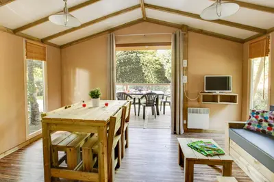 Télévision ou salle de divertissement dans l'établissement Camping Capfun La Bretèche