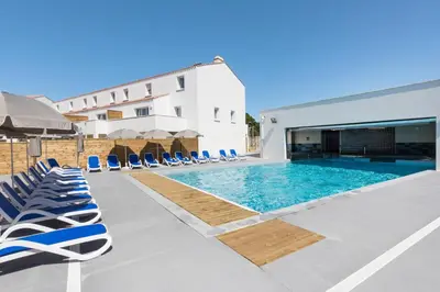 Piscine de l'établissement Résidence Odalys Domaine des Pins - Bois de la Chaise ou située à proximité