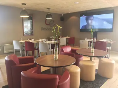 Télévision ou salle de divertissement dans l'établissement Campanile Nantes ~ Saint-Herblain