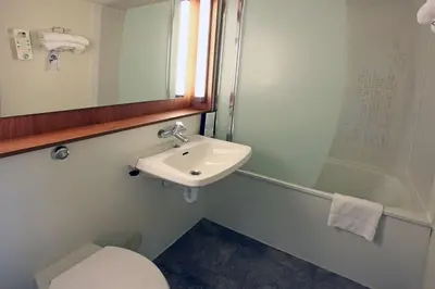 Salle de bains dans l'établissement Campanile Angers Ouest - Beaucouzé