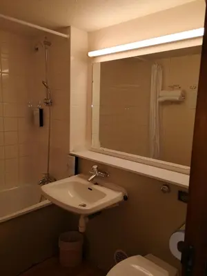 Salle de bains dans l'établissement Campanile Angers Ouest - Beaucouzé