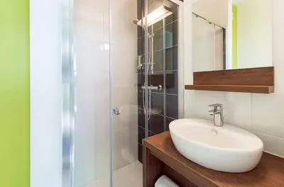 Salle de bains dans l'établissement B&B HOTEL Saint-Nazaire Pornichet