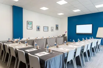 Espace de conférence ou salle de réunion dans l'établissement B&B HOTEL Saint-Nazaire Pornichet