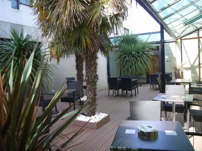 Restaurant ou autre lieu de restauration dans l'établissement Hôtel Oceania Nantes Aéroport
