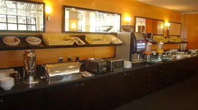 Cuisine ou kitchenette dans l'établissement Hôtel Oceania Nantes Aéroport