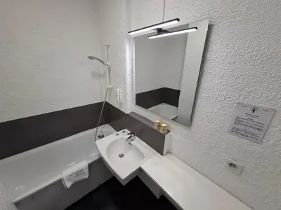 Salle de bains dans l'établissement Cit'Hôtel Le Quai 9