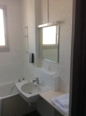 Salle de bains dans l'établissement Cit'Hôtel Le Quai 9