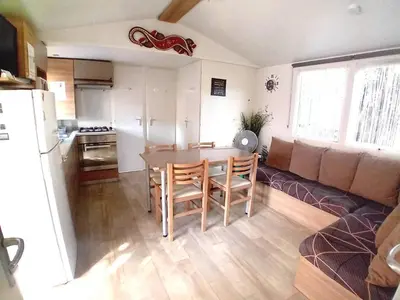 Cuisine ou kitchenette dans l'établissement Bungalow convivial à Saint-Jean-de-Monts avec piscine partagée