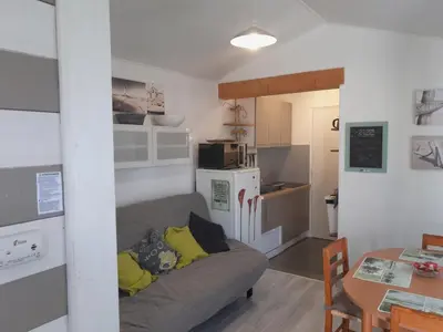Cuisine ou kitchenette dans l'établissement beau t2 tharon