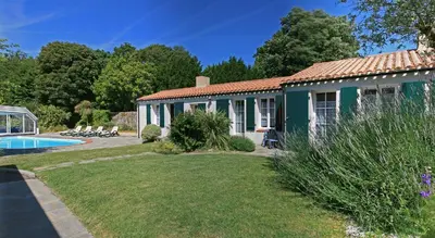 Piscine de l'établissement Domaine Le Martinet, The Originals Relais ou située à proximité