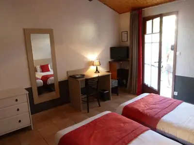 Un ou plusieurs lits dans un hébergement de l'établissement Domaine Le Martinet, The Originals Relais