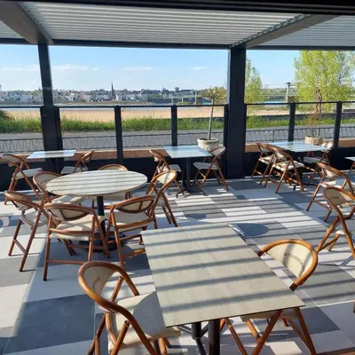 Balcon ou terrasse dans l'établissement Logis Hotels - Au Poisson d'Argent - Hôtel 3 étoiles et restaurant