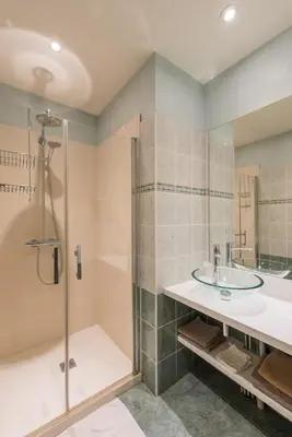 Salle de bains dans l'établissement Logis Hotels - Au Poisson d'Argent - Hôtel 3 étoiles et restaurant