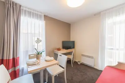 Télévision ou salle de divertissement dans l'établissement Appart'City Classic Nantes Quais de Loire