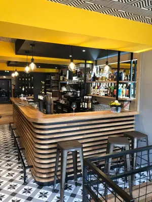 Salon ou bar de l'établissement Logis Hotel Le Chêne Vert