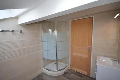 Salle de bains dans l'établissement L'Escale du Bocage Piscine couverte chauffée
