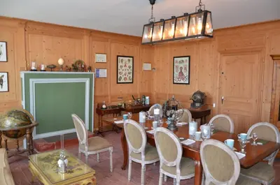 Coin salon dans l'établissement L'Escale du Bocage Piscine couverte chauffée