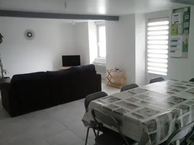 Télévision ou salle de divertissement dans l'établissement Maison au calme