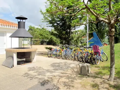 Vélo sur le terrain de l'établissement Holiday Home Hameau Océan-1 by Interhome ou dans les environs