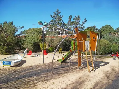 Aire de jeux pour enfants de l'établissement Holiday Home Hameau Océan-1 by Interhome