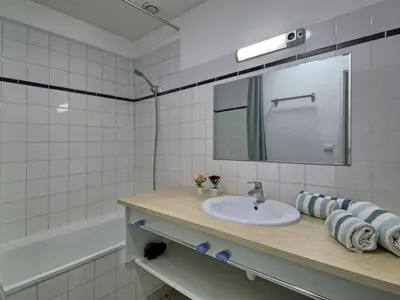 Salle de bains dans l'établissement Holiday Home Hameau Océan-3 by Interhome